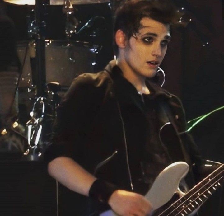 this is the HOTTEST mikey picture