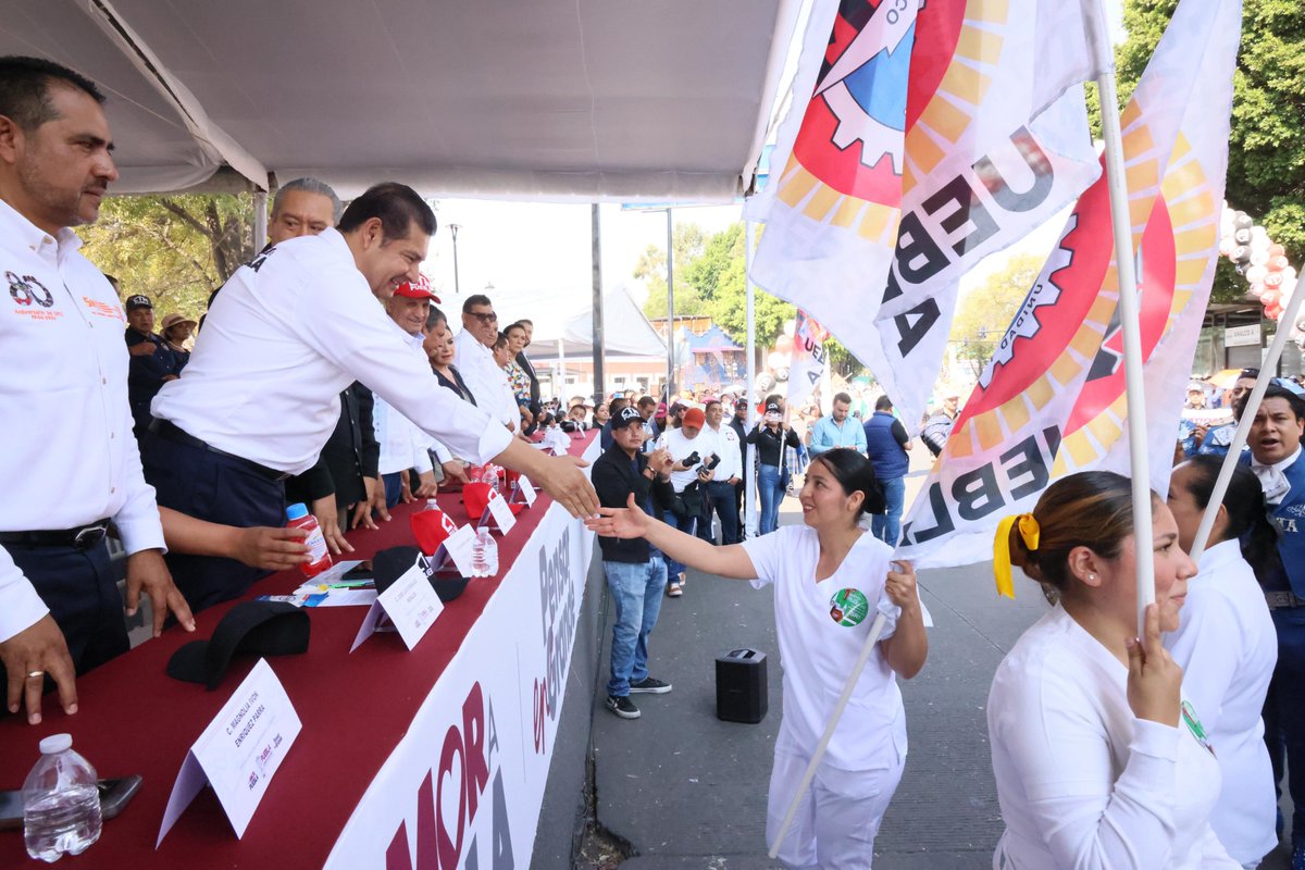 El gobernador <a href="/armentapuebla_/">Alejandro Armenta</a> participó en la marcha conmemorativa por el Día del Trabajo ⚙️🚶‍♂️, refrendando su compromiso de caminar al lado de quienes, con su esfuerzo diario, mueven a Puebla 💪🏽🛠️.
Los esfuerzos de esta administración siguen la visión humanista de la presidenta