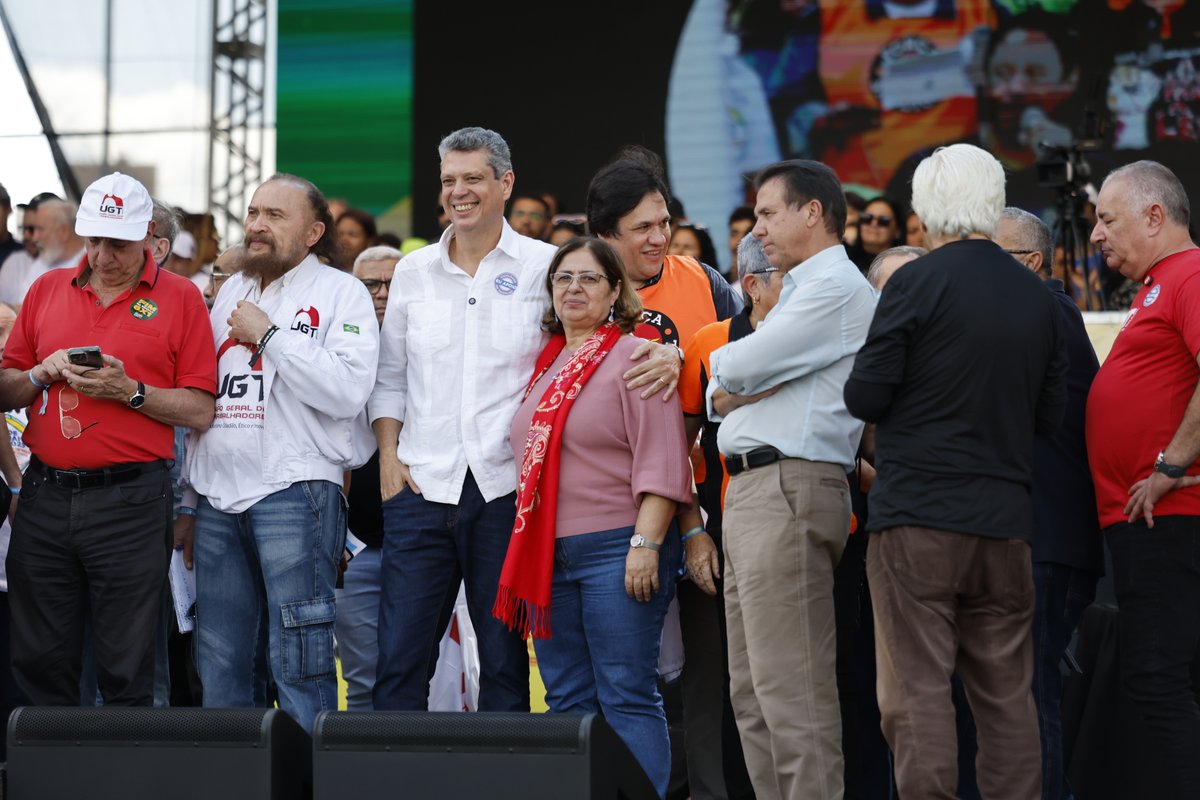 Por um Brasil mais justo para todas as mulheres ✊Participei hoje do ato das Centrais Sindicais, em São Paulo, ao lado dos ministros <a href="/MarcioMacedoPT/">Marcio Macedo</a> e <a href="/luizmarinhopt/">Luiz Marinho</a>.  Promover o trabalho digno e igualitário é um compromisso inegociável do governo do presidente <a href="/LulaOficial/">Lula</a>.