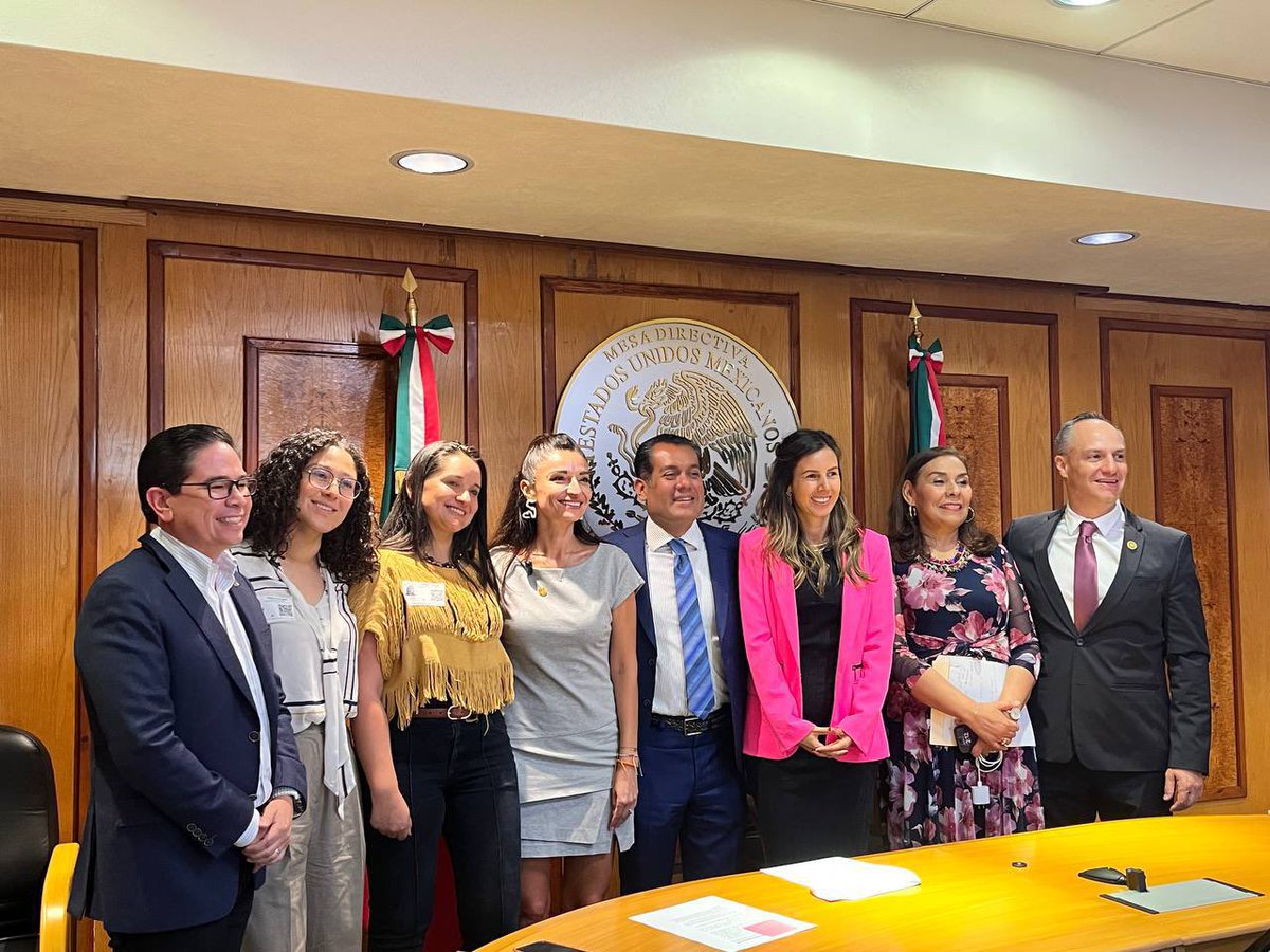 ¿Sabían que en 2024, México consumió 5.9 millones de toneladas de plástico y la mitad fue de un solo uso ? 🥤

Por eso, el día de ayer presentamos mis compañeros  <a href="/Sergeluna_S/">Sergio Gutz. Luna</a> <a href="/RocioAbreuA/">Rocío Abreu Artiñano</a>, <a href="/JESUSCUANALO/">Jesús Cuanalo</a>, <a href="/chimal_dan/">Daniel Chimal García</a>, <a href="/Alechedrauip/">Alejandra Chedraui</a> y María Isidra de la Luz  y yo, una iniciativa