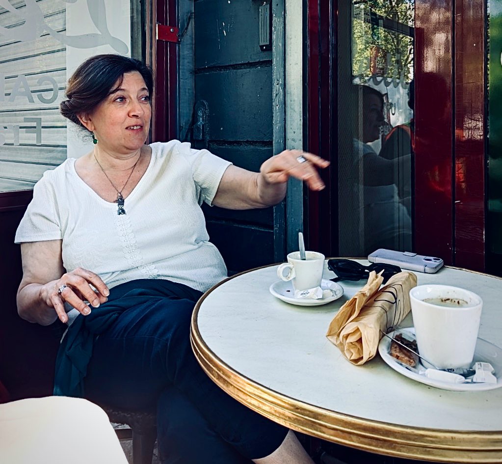 EveFlament's tweet photo. Entre l’hommage à Jean Lebas et la manif du 1er mai, pause café/croissant avec les copains… et… je suis ritale et je le reste et dans verbe et, surtout dans le geste 😉 #ParolesParoles #Tchatche https://t.co/6r3ksxuGs6