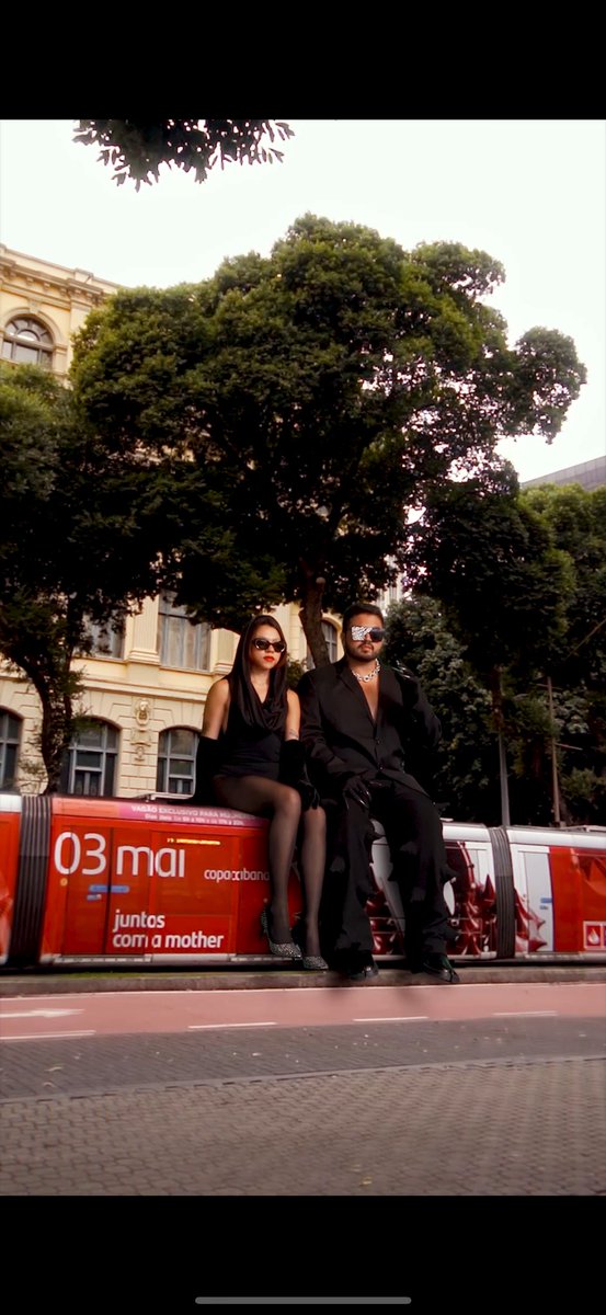 num dia vc tá implorando pra sua mãe o cd do the fame e no outro vc tá divulgando o show no brasil junto com <a href="/santander_br/">Santander Brasil</a> 😭 que sonhooooooo