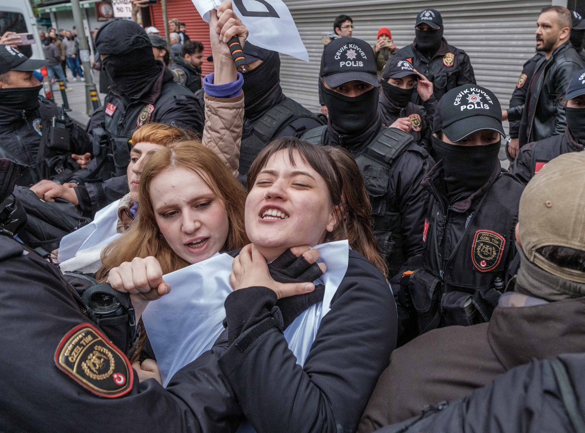 Kilicbil's tweet photo. Turkish police detain demonstrators as they try to enter Taksim square during a May Day rally marking the international day of the worker in Istanbul, on May 1, 2025. #1M2025 #Taksim #1Mayıs2025 https://t.co/PB76bKMfJT