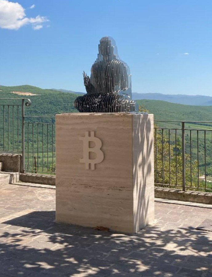 BitcoinNews's tweet photo. First Tokyo, now another statue spotted in Italy🇮🇹

The town of Fornelli inaugurated a statue honoring Satoshi Nakamoto, fully funded by the municipality. 

With 24 merchants accepting $BTC, it claims the highest Bitcoin adoption per capita worldwide. https://t.co/FOUcGG8Hyy