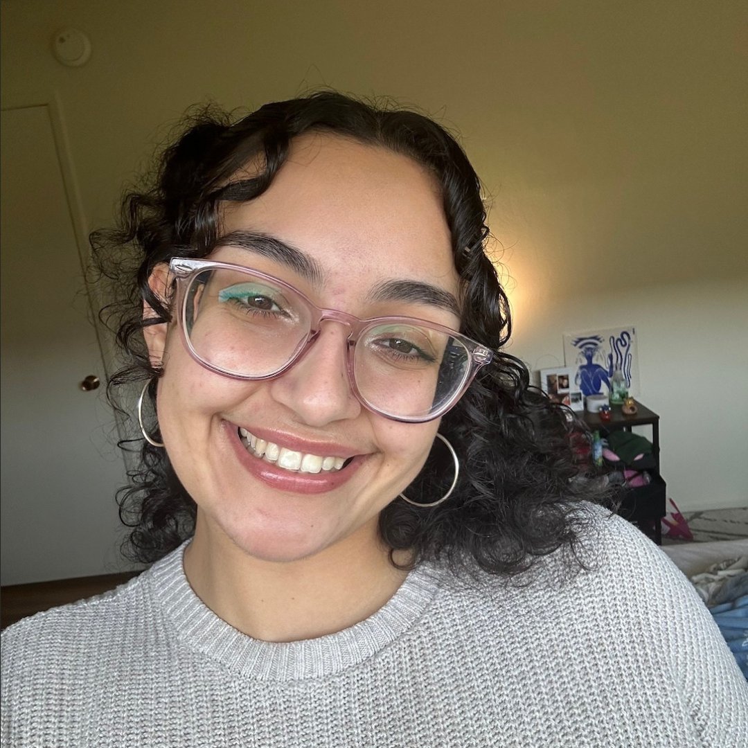 asuonline's tweet photo. Samantha Karkar started her college journey as a jazz bassist, but life had a new rhythm in store. Thanks to the Starbucks College Achievement Plan and ASU Online, she’s now a health sciences grad focused on making health care accessible.🎓 #ASUOnline https://t.co/HBXMgP1LHI https://t.co/XrjIrjpPMK