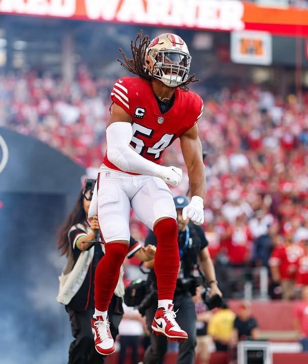 NFL’s Top-10 most popular jerseys:
 
1. San Francisco 49ers
2. Dallas Cowboys
3. Detroit Lions
4. Kansas City Chiefs
5. Pittsburgh Steelers
6. Green Bay Packers
7. Buffalo Bills
8. Miami Dolphins
9. Philadelphia Eagles
10. Los Angeles Rams

via: LasVegasInsider.com
h/t: