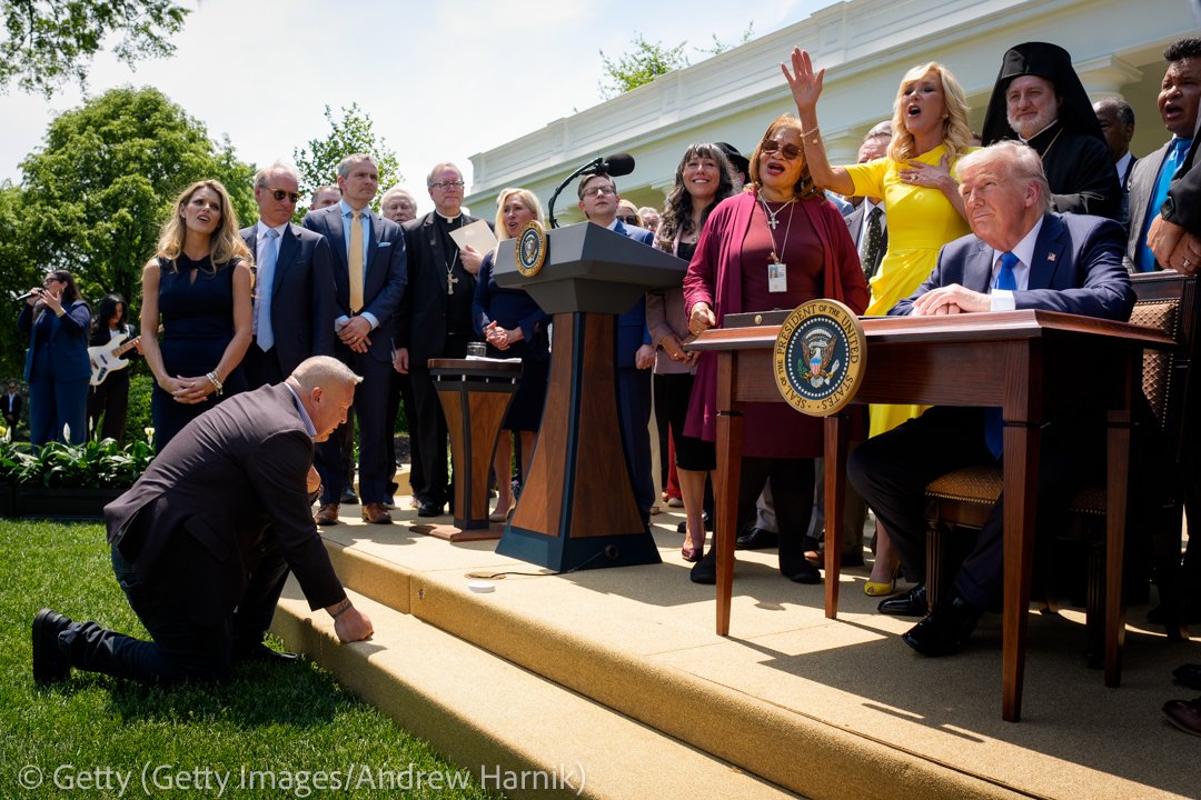 andyharnik's tweet image. Head of the White House Faith Office Paula White (4th-R) sings as she and other religious leaders stand next to President Donald Trump during a National Day of Prayer event in the Rose Garden at the White House on May 1, 2025 in Washington. (Photo by Andrew Harnik/Getty Images)