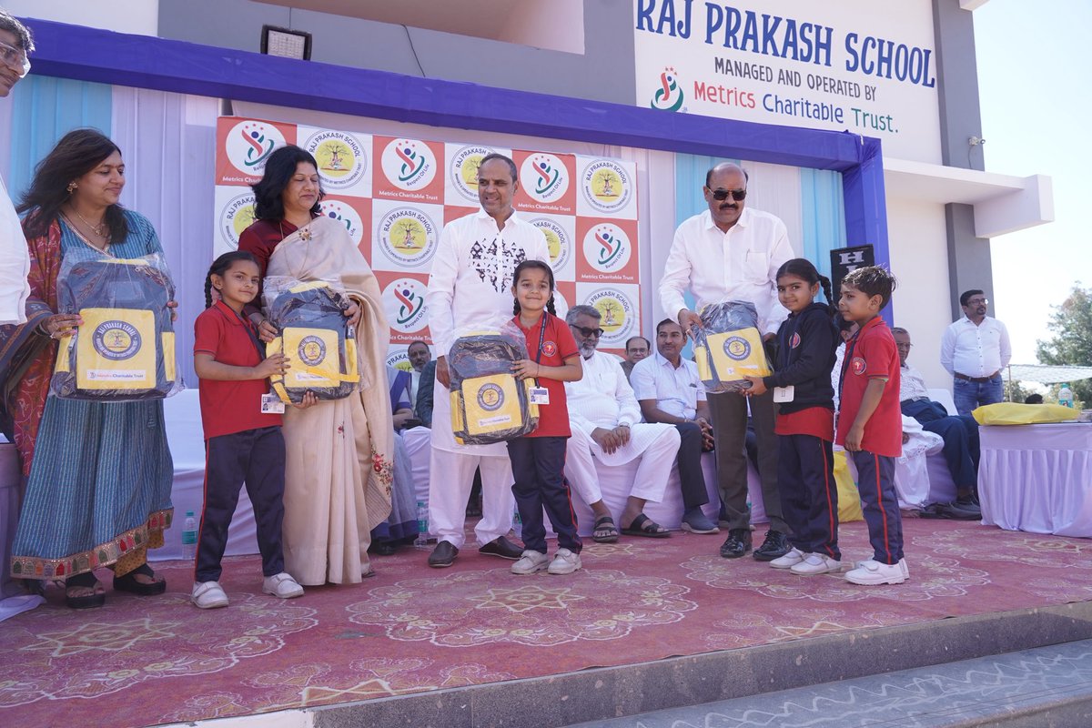 Sahil_MESH's tweet photo. 1/ Last month, our family foundation opened our first K-10 school in Western India (Kutch, Gujarat) - my parent’s hometown. https://t.co/EctxHX8KHE