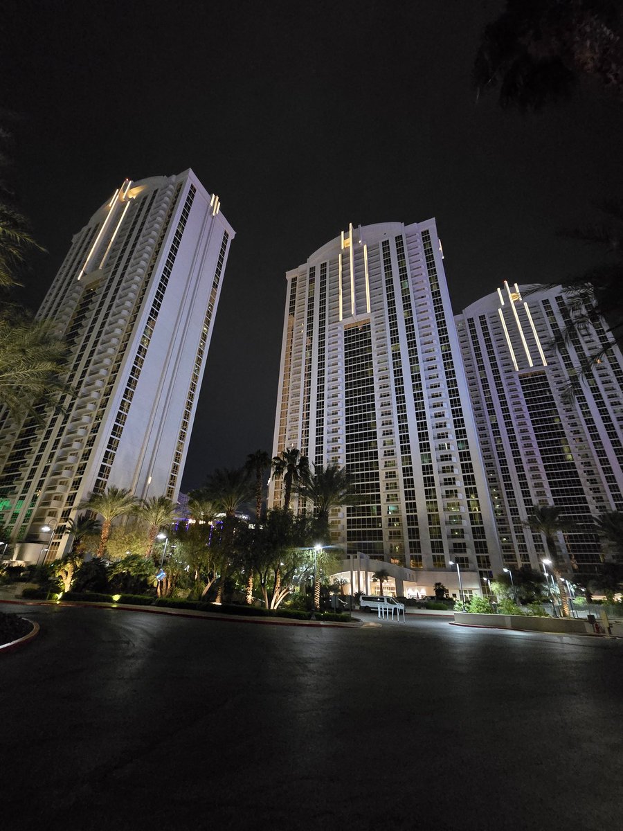 JohnHahnJr's tweet photo. Price Reduced to $415,000!  
MGM Signature One bedroom Tower 2 unit #2120, views of MSG Sphere, Formula1, Top Golf. #mgmsignature #condohotel #investment  #airbnb #lasvegas #lasvegasrealestate #highrise #lasvegashighrise #msgsphere #f1 #topgolf #highrise_john #mahsheedrealestate https://t.co/a9sMofyB7f