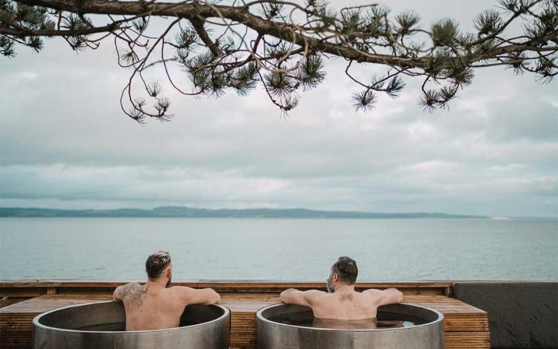 Escape to Britain's wild sauna scene! 🌊🔥Discover 10 unique spots for outdoor sweats &amp; cold dips, from floating saunas to beachside retreats.➡️ britishtraveljournal.com/uk-wild-saunas… #WildSauna #OutdoorAdventures #UKTravel #SaunaLife #ColdWaterSwimming