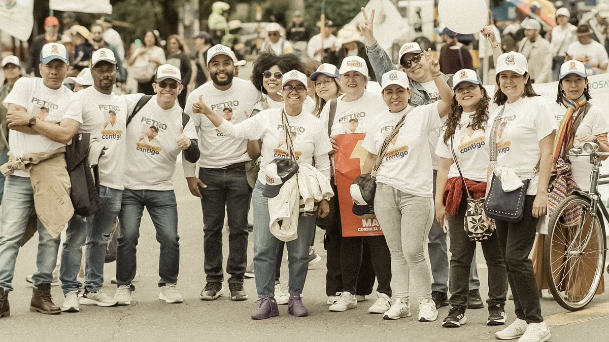cuentaconmary's tweet photo. Salimos a las calles con fuerza, esperanza y convicción. Marchamos por el #SíALaConsultaPopular y la dignidad del trabajo. Desde la Plaza de Bolívar, miles alzamos la voz: ¡trabajo justo, vida digna y unidad para transformar a Colombia!
#PrimeroElPueblo #1DeMayo https://t.co/jWKjv2mZTN