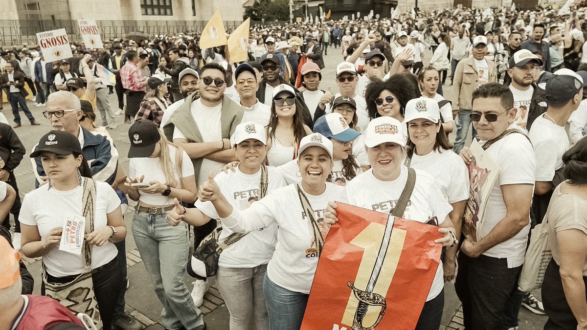 cuentaconmary's tweet photo. Salimos a las calles con fuerza, esperanza y convicción. Marchamos por el #SíALaConsultaPopular y la dignidad del trabajo. Desde la Plaza de Bolívar, miles alzamos la voz: ¡trabajo justo, vida digna y unidad para transformar a Colombia!
#PrimeroElPueblo #1DeMayo https://t.co/jWKjv2mZTN
