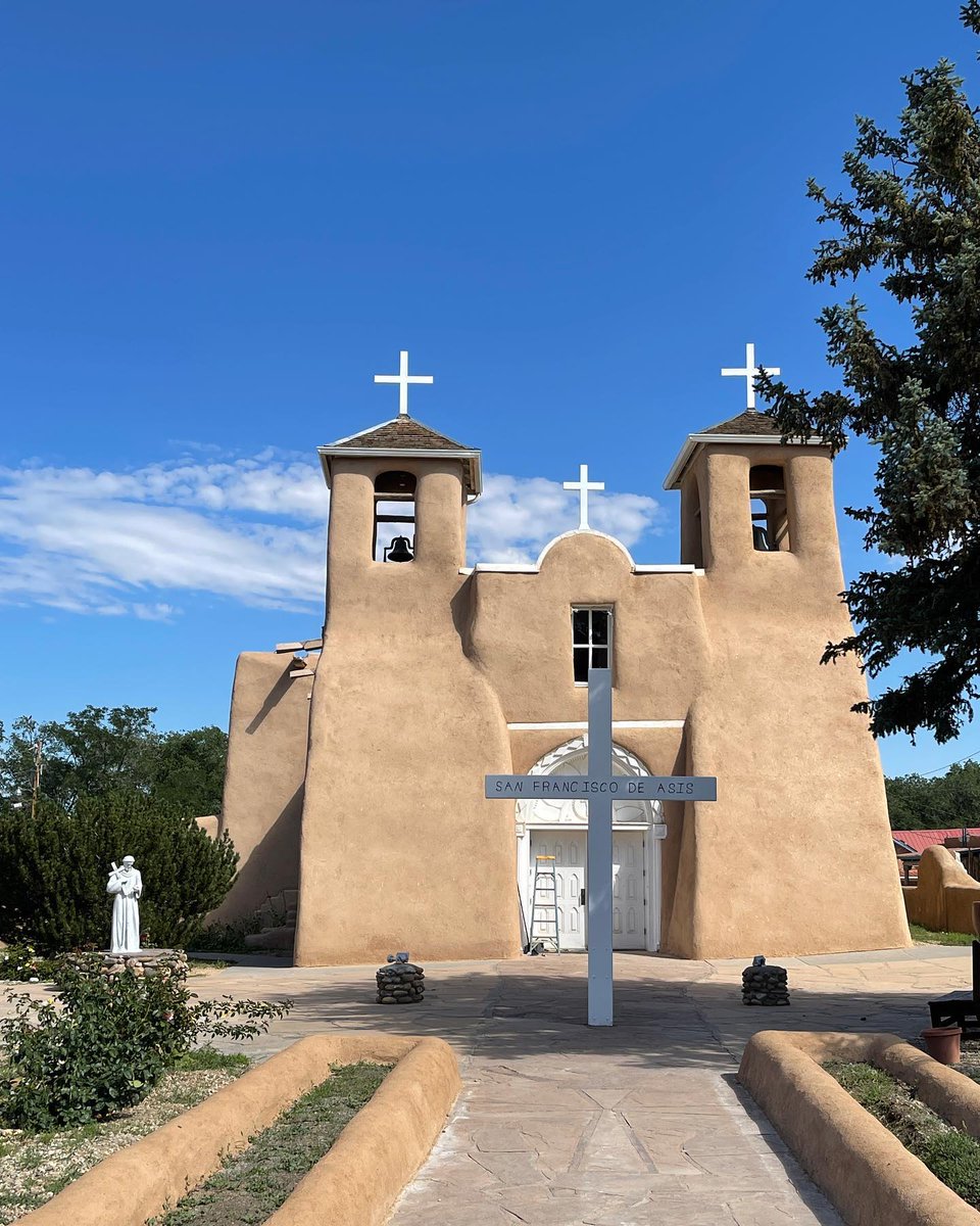 San Francisco de Asís Church in Taos has stood for 200+ years—its adobe walls tell stories of faith, culture &amp; resilience. 🌿 Each year, locals preserve it through the enjarre (re-mudding), a tradition dating back to 1772. ⛪️📸 A true icon of art &amp; history. 🎨🐴 #TaosTrue