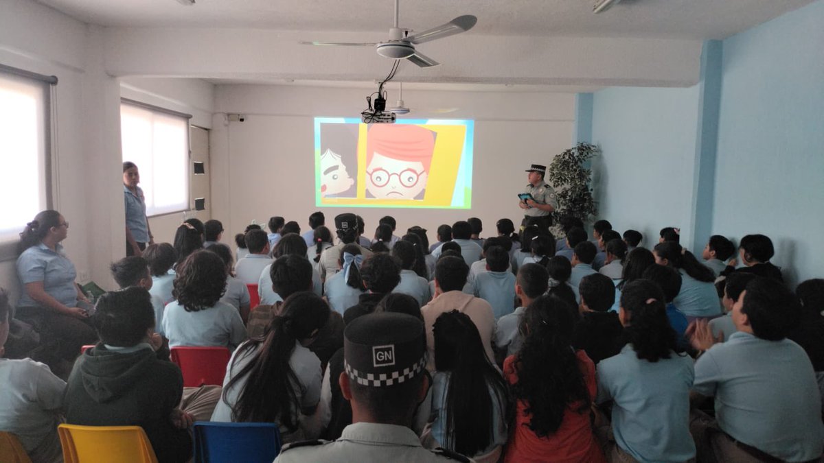 Con el objeto de fomentar la cultura de la denuncia y fortalecer la confianza en las autoridades, personal de la #GuardiaNacional impartió pláticas de prevención del delito en una escuela de nivel básico en el municipio de Centro, #Tabasco.
#LaGuardiaNacionalEstáContigo