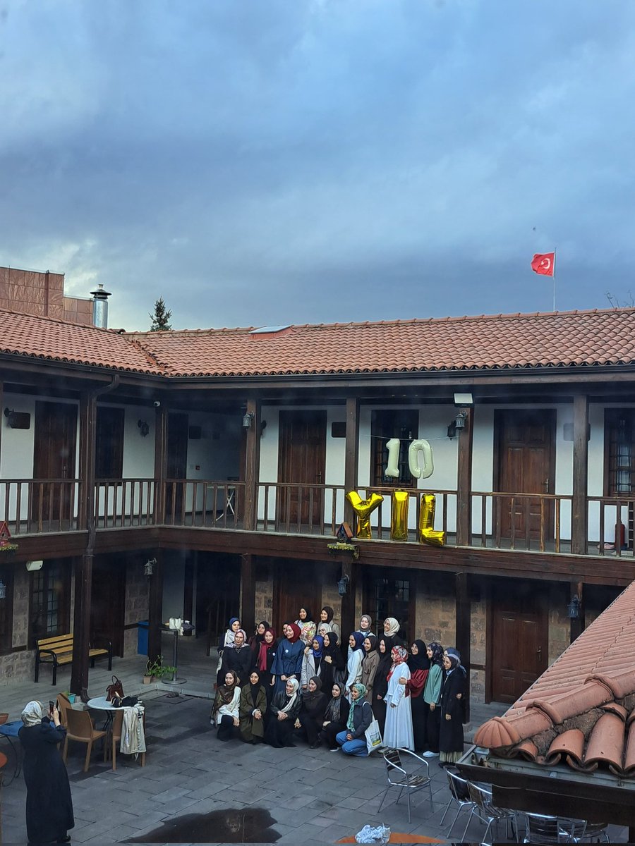 Yeryüzü kışı ardında bırakıp bahara yelken açarken, bizler de yüreğimizde bu 10 yıldır süregelen baharı, ilk üyesinden son üyesine kadar Ahit'in eşiğinden geçmiş her bir mensubuyla kutlama heyecanı ile dolup taştık. Her anına kocaman bir hamd 💌