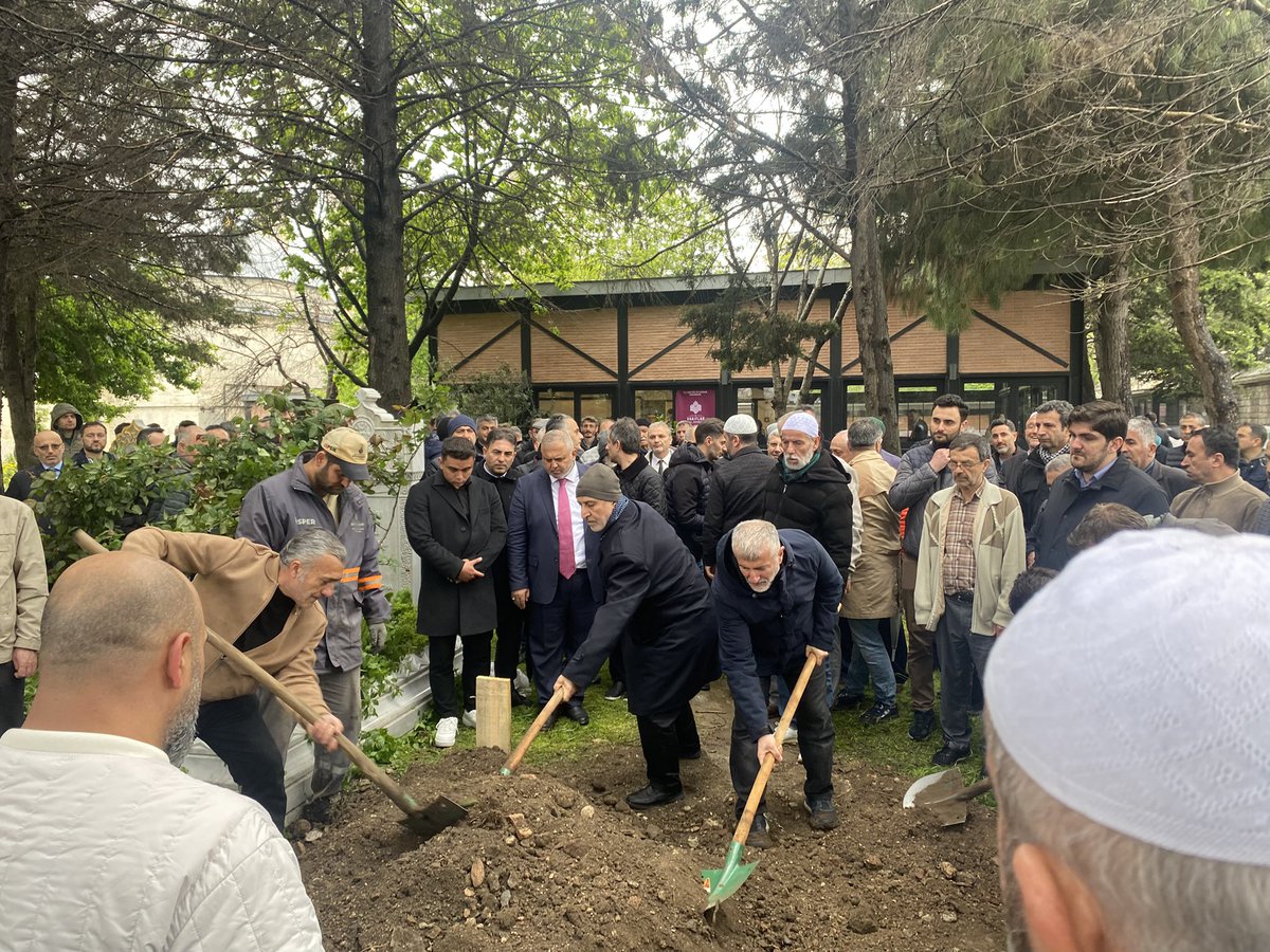 VEDA 
Ali Kuşçu’nun mübarek soyundan gelen, ilim ve irfan ehli, muvahhid ve muallim Medrese ve İlahiyat tahsiline edebiyatı da ekleyen, Necip Fazıl, Nuri Pakdil, Sezai Karakoç ile de dostlukları olan bir şahsiyetti. #HikmetKuşçuoğlu Hakkı’na kavuştu. ALLAH rahmet eylesin