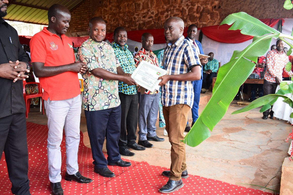 4. Des certificats  d'honneur ont été décernés, à cette occasion, au profit des individus qui se démarquent aux activités touristiques et de développement.