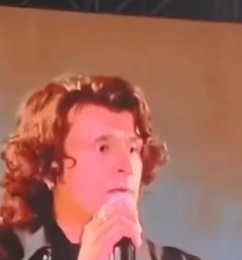 NewsAlgebraIND's tweet photo. BIG NEWS 🚨 Sonu Nigam lost his cool at Bengaluru concert after a boy demanded Kannada song. Sonu invoked Pahalgam attack.

Joyful performance took an unexpected turn 😳

BOY : Sing in Kannada, Kannada

SONU : "This is the reason what happened in Pahalgam"

"And by the way, I have been singing Kannada songs before he was born. Best songs that I have sung in my life are Kannada songs" - SONU