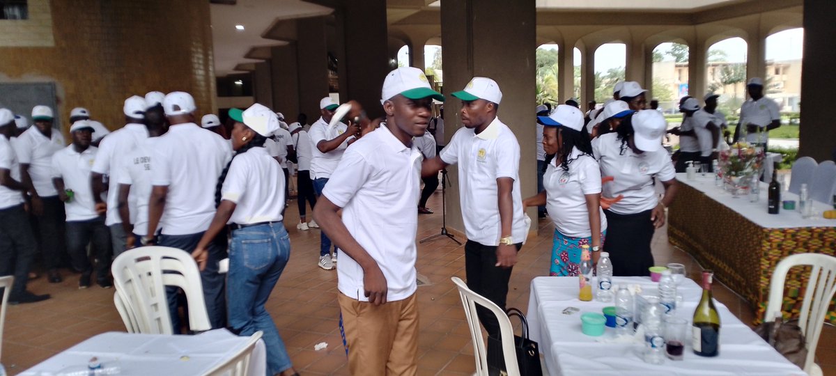 C’est dans la joie et l’allégresse que le personnel du Ministère de la Planification du Développement et de la Coopération a célébré la fête des travailleurs. Le Ministre Secrétaire Général de la Présidence de la République a présidé les festivités