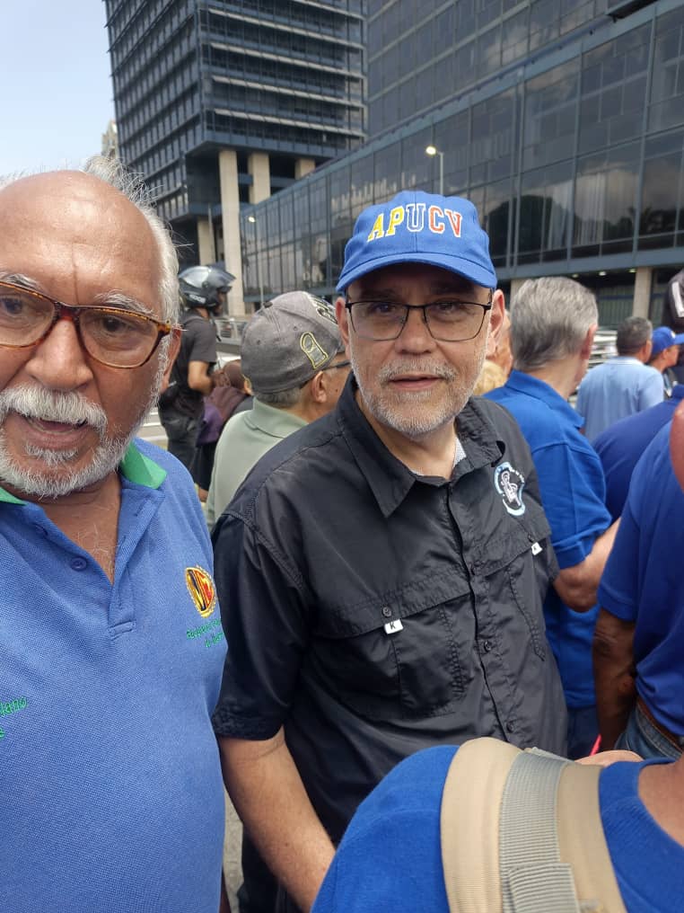 Hoy en la marcha del #1DeMayo con nuestra Federación Venezolana de Maestros, haciendo honor a los obreros que en 1886, exigían la  jornada de 8 horas. <a href="/sinvema_DC/">SinvemaDC</a> presente exigiendo salarios dignos y la firma de la convención colectiva. Seguimos en la lucha.
