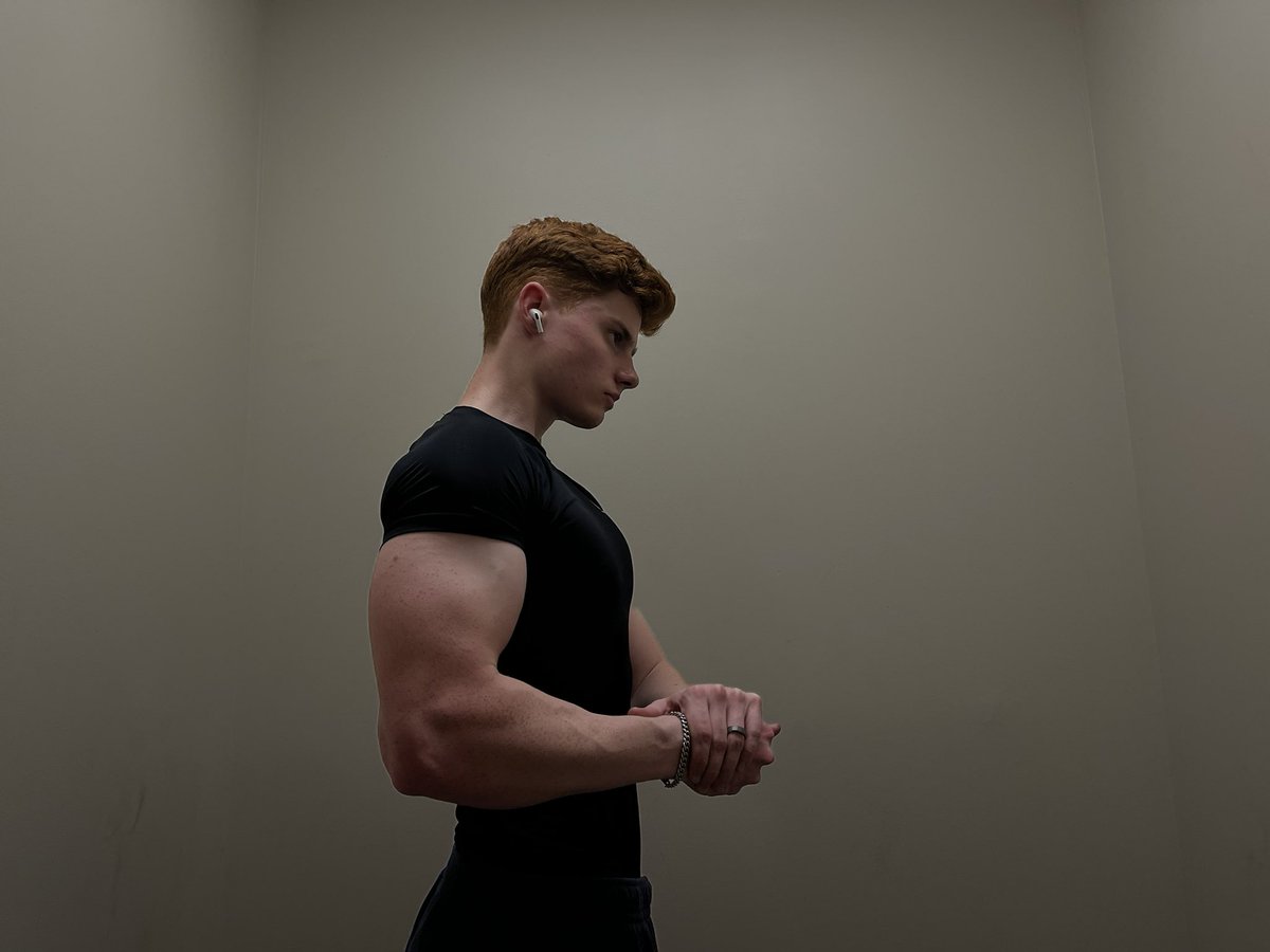 BByrer's tweet photo. in the month of February, I set a goal to go from my current 160 lbs to 170 by March.

I ate 10-12 burger patties every. single. day.

March 1st rolled around and I was 172.

this is after nearly 2 YEARS of being 160-165.

if you’re not setting goals, you’ll never progress. https://t.co/t29R5wvXj0