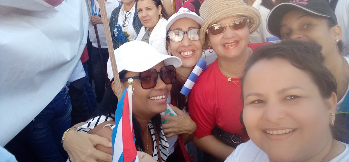 El jubiló y la alegría de una marcha de pueblo triunfante se vivió este #1DeMayo, esa fue la muestra de que #CubaVencerá y #HolguínSí desfenderá está tierra, este cielo y esta bandera🇨🇺
al precio que sea necesario...
#BandecHolguín
#PorCubaJuntosCreamos 
¡Viva el Primero de Mayo!