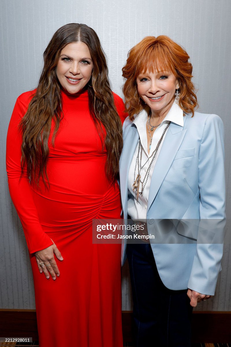 realrebalove's tweet photo. Is Hillary honoring Reba? #reba https://t.co/xatnt5PjRt