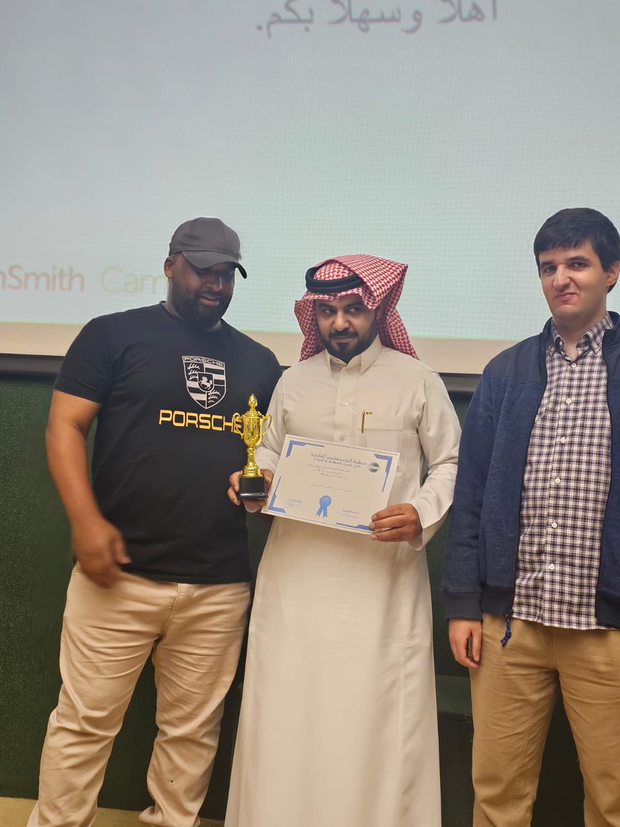 في ختام اللقاء تم تكريم ت.م ابراهيم العبدان نائب الشئون التعليمية بجائزة التاج الثلاثي  لتميزة في انجاز المشاريع التعليمية