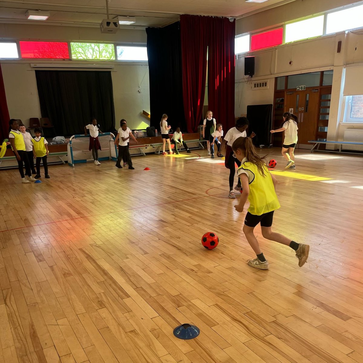 Thursday fun times at our <a href="/CarbrainPrimary/">Carbrain Primary School & Nursery Class</a> After School Club this afternoon! 

❤️🤍🖤