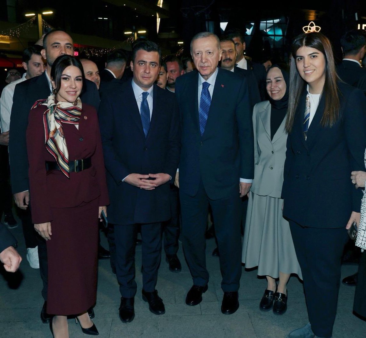 Cumhurbaşkanımız Sayın Recep Tayyip Erdoğan’ın, Ankara’da bir kafede vatandaşlarımızla gerçekleştirdiği samimi buluşmaya bizler de milletvekili arkadaşlarımızla birlikte eşlik ettik. 

Aziz milletimizle her daim iç içe olan liderimizin bu sıcak sohbetine tanıklık etmekten ve