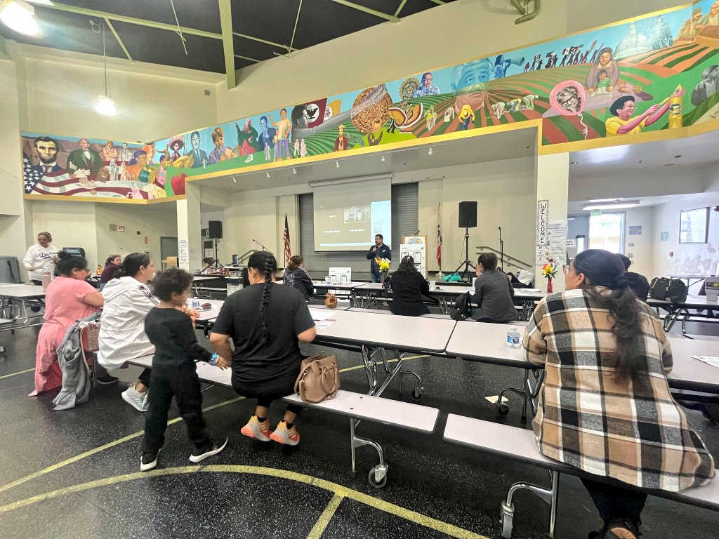 ConsulMexOxn's tweet image. 📚Esta mañana, el equipo de @ConsulMexOxn participó en la reunión #ELAC en la Juan L Soria School (@soriaaztecs) se compartió info sobre los #ServiciosConsulares de #AsistenciaLegal y apoyo #Comunitario disponibles para la comunidad🇲🇽de la Costa Central de California

@r_velascoa