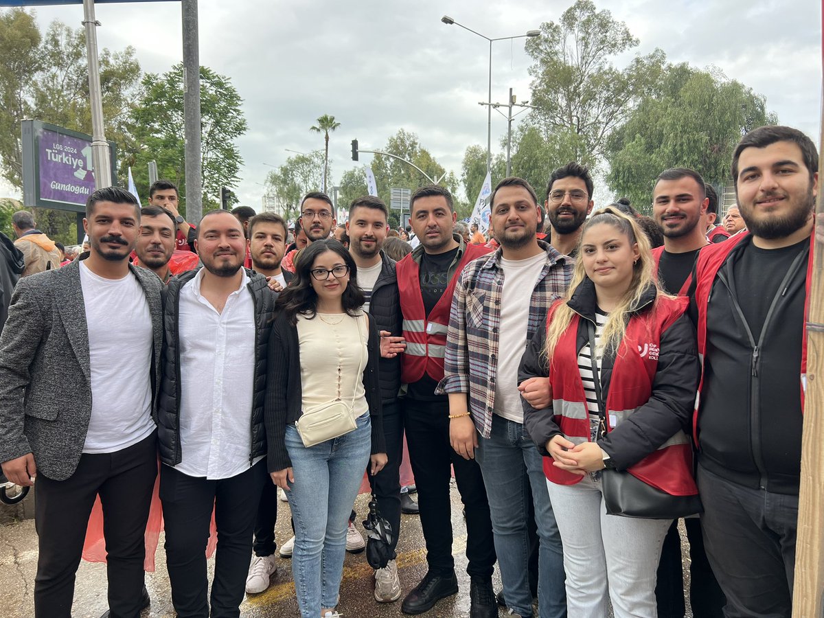 chpcukurovagnc's tweet photo. Bugün 1 Mayıs Emek ve Dayanışma Günü!
Çukurova Gençlik Kolları olarak meydanlardaydık!
Emeğin, alın terinin, adaletin ve demokrasinin sesi olmak için omuz omuza durduk.
Daha eşit, daha özgür, daha adil bir Türkiye için mücadelemiz sürecek!
Yaşasın 1 Mayıs! https://t.co/orry0l0T6x