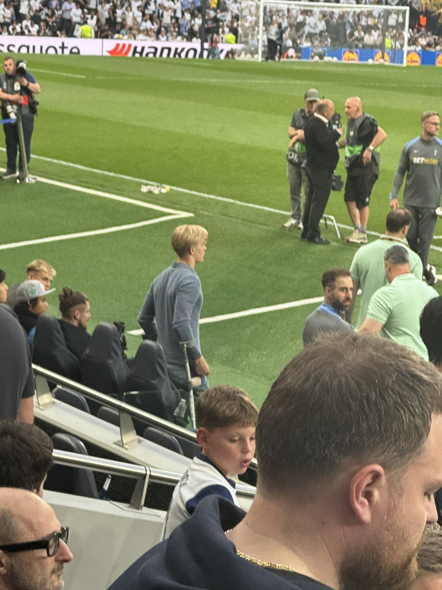 Bergvall on crutches #thfc