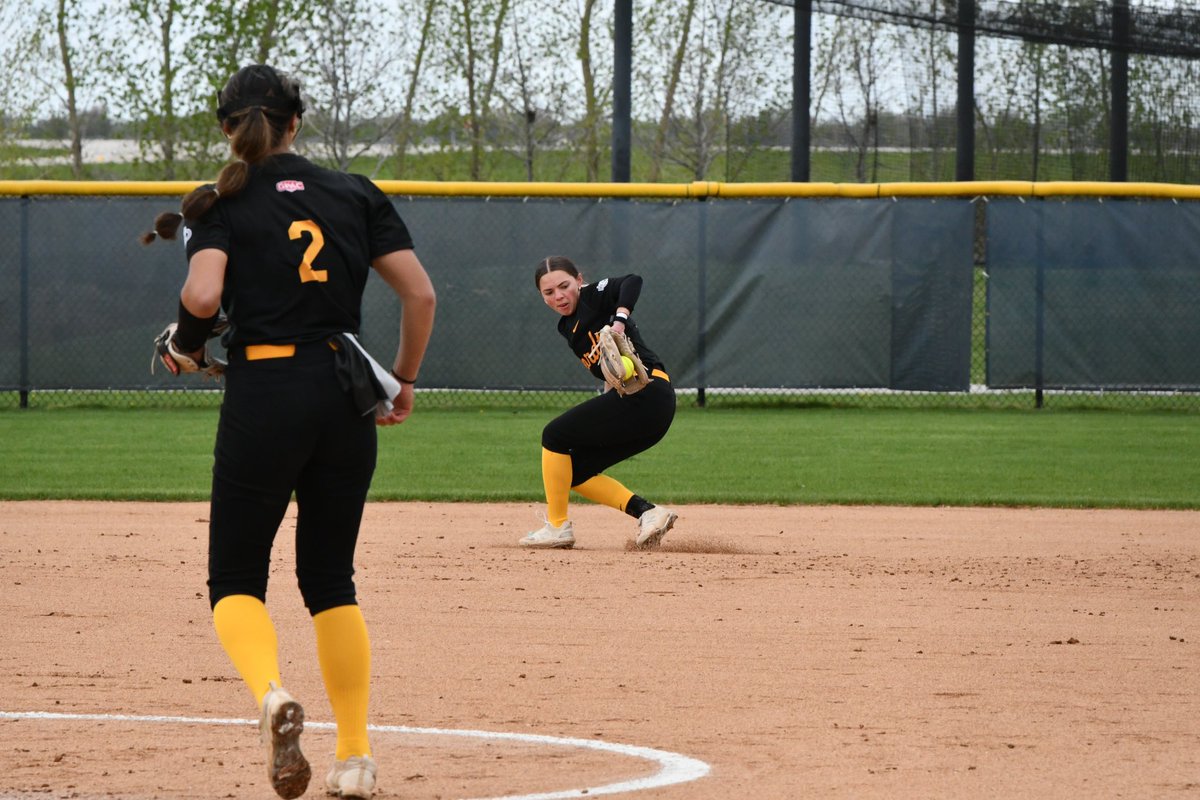 Midland_Sports's tweet photo. SCORE UPDATE - END OF 5: @MsideMustangs 6, @dordtdefenders 1 #gpacsb https://t.co/2la1ZYfNPh