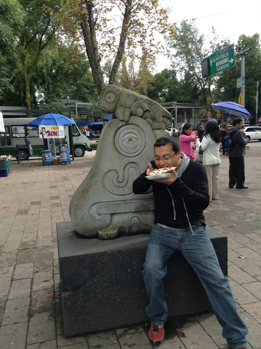 Dime_Balam's tweet photo. @Cuauhtemoc_1521 @HectorRodrigoMx @rmbaracs @AnaOrdonana @anahuacalli @Carlos_Slim_D @nwlust @azucenau @PitaOjedaSoy @benignopf @Pizu 7 de octubre 2013 saliendo del Museo Nacional de Antropología 🫣
#BuenosTiempos https://t.co/FasUklznnQ