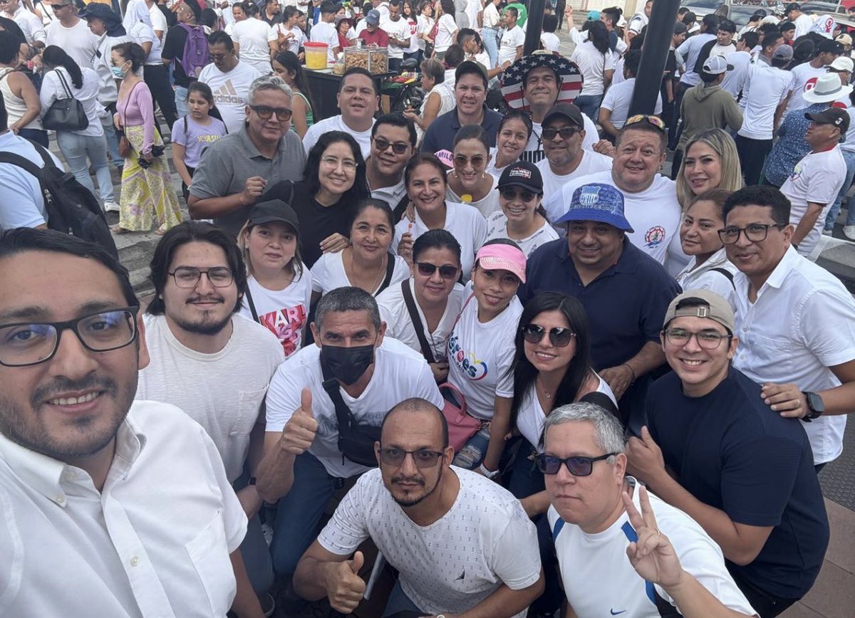 SindicatoOfc (@sindicatoofc) on Twitter photo En las calles y con unidad, conmemoramos la lucha histórica de las y los trabajadores.
Este 1 de mayo alzamos la voz por condiciones dignas, justicia laboral y respeto a nuestros derechos.
¡Porque la clase trabajadora es la que mueve al mundo!
¡Viva el Día del Trabajador! En las calles y con unidad, conmemoramos la lucha histórica de las y los trabajadores.
Este 1 de mayo alzamos la voz por condiciones dignas, justicia laboral y respeto a nuestros derechos.
¡Porque la clase trabajadora es la que mueve al mundo!
¡Viva el Día del Trabajador!