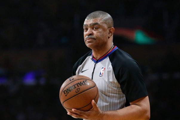 Tony Brothers será uno de los encargados de derrotar a los Pistons hoy. 0-2 récord de esta temporada con él. 1-11 desde que Cade Cunningham llegó. 5-1 récord de los Knicks esta temporada con él . La NBA ha escuchado nuestras quejas 🙃 
#DetroitBasketball