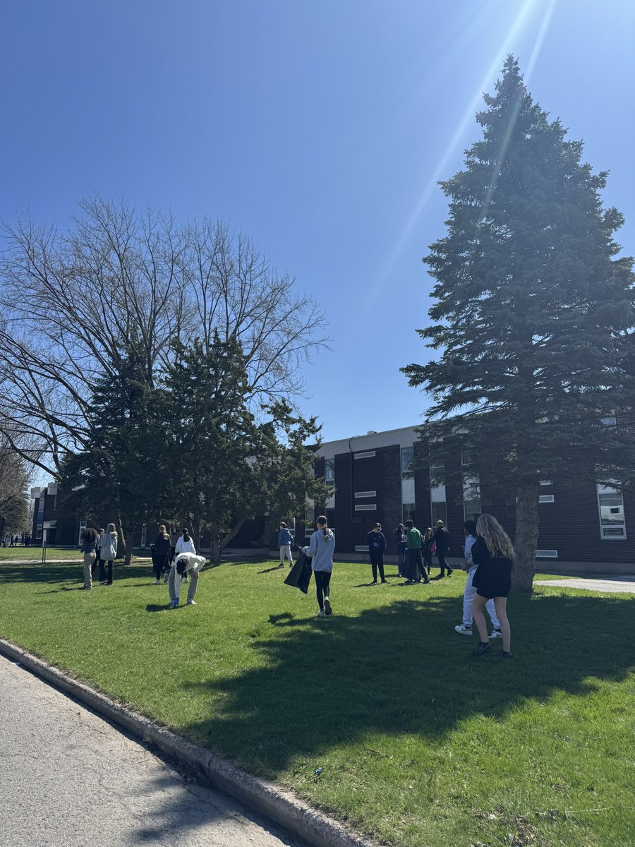 Beautiful day to Clean Up the Capital <a href="/FrankRyanOCSB/">Frank Ryan Catholic Intermediate School</a> 🌞💙
