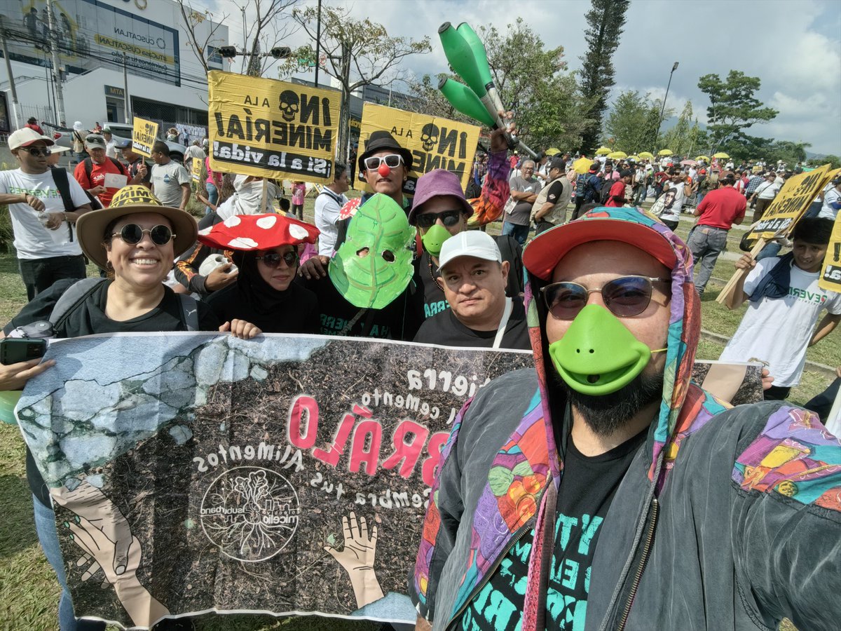 Hoy también salimos a la  marcha por el día de la clase  trabajadora. Es importante reivindicar la lucha ambiental y como decimos: "Trabajamos para la naturaleza no para destruirla" No queremos proyectos de muerte como la minería métalica , el aeropuerto del pacífico entre otras.