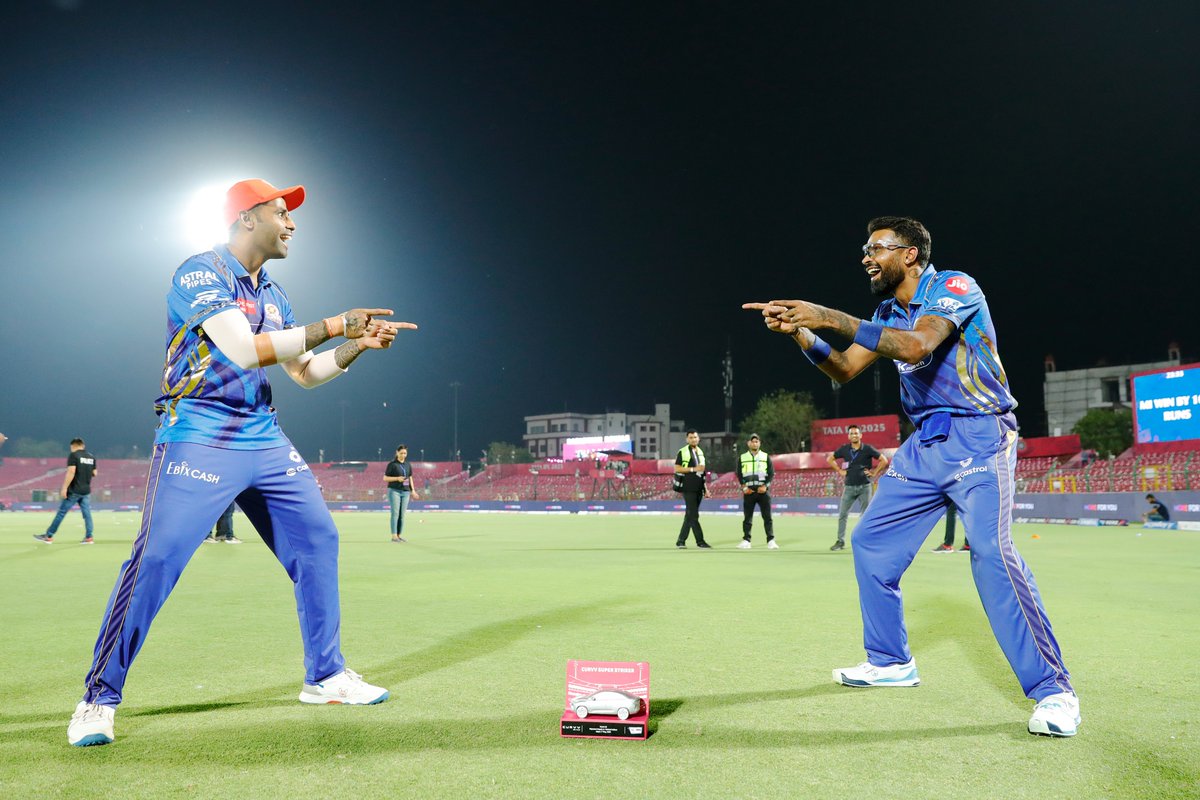 LoyalSachinFan's tweet photo. Hardik Pandya and Surya Dada. The heartbeat of Mumbai Indians 💙 https://t.co/ln1kfxRHOR
