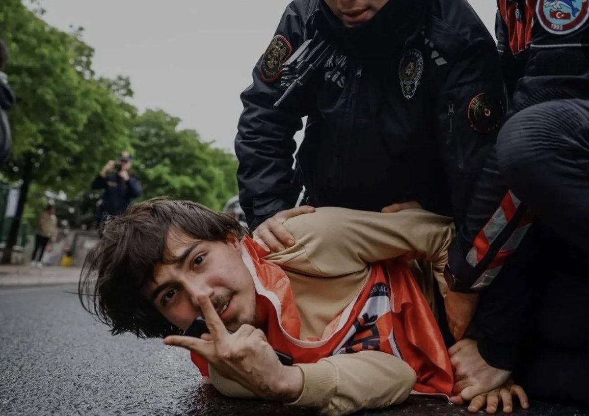 Geçen sene #1Mayıs meydanı #Taksim’ i özgürleştirmek için mücadele ederken bu fotoğrafla gündeme gelmişti Bekir Efe Cesur. 
Bu sene günler öncesinden gözaltına alıp tutukladılar. 
1 buçuk aydır tek kişilik hücrede, kimseyle konuşturulmuyor. 
Faşizm budur. 
#GençlereDokunma