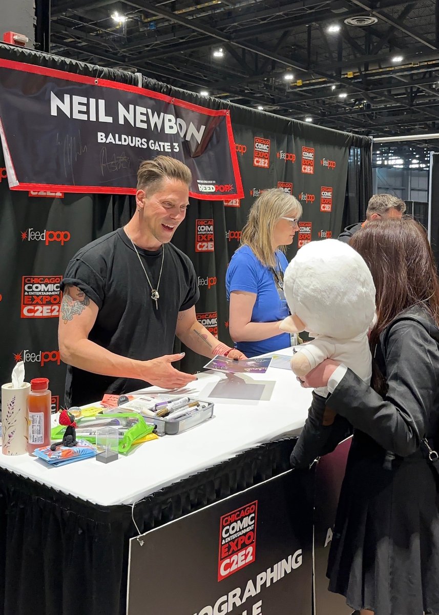 virtualsaintart's tweet image. The vampire's been seen. Got to show Neil the Astarion plush in person. He said it was really cool and was so lovely about it!
This is the early version but I couldn't miss the chance to share it with him #Astarion #astarionplush #BG3 #BaldursGate3 #neilnewbon
