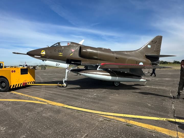 gonzaconti_18's tweet photo. #A4B #Skyhawk #C207 patrimonio del #MuseoNacionalDeAeronautica #BaseAereaMilitar #Moron #FuerzaAereaArgentina #Malvinas #G5C #NHQP @FuerzaAerea_Arg https://t.co/xB2HTixCxM