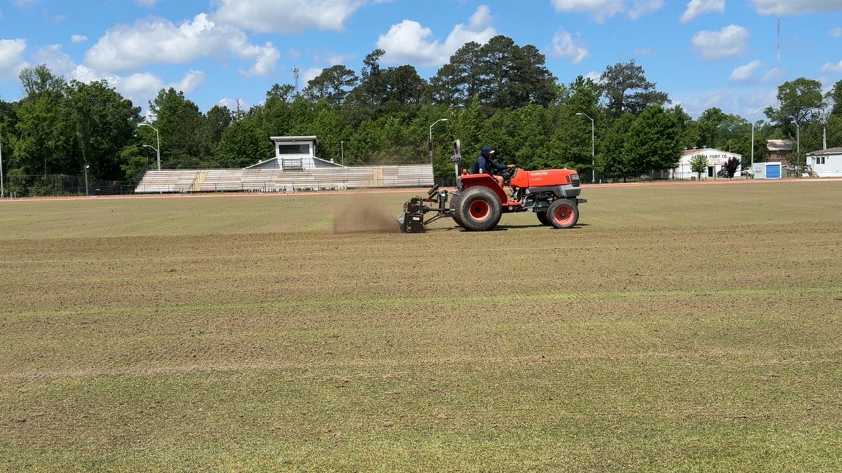 Fulksy41's tweet image. Verticut x 2
Sweep
Mow down to .400β
A little dust of sand
Our new summertime routine to keep it firm and fast.
@SouthernMissSoc @USMPhysPlant