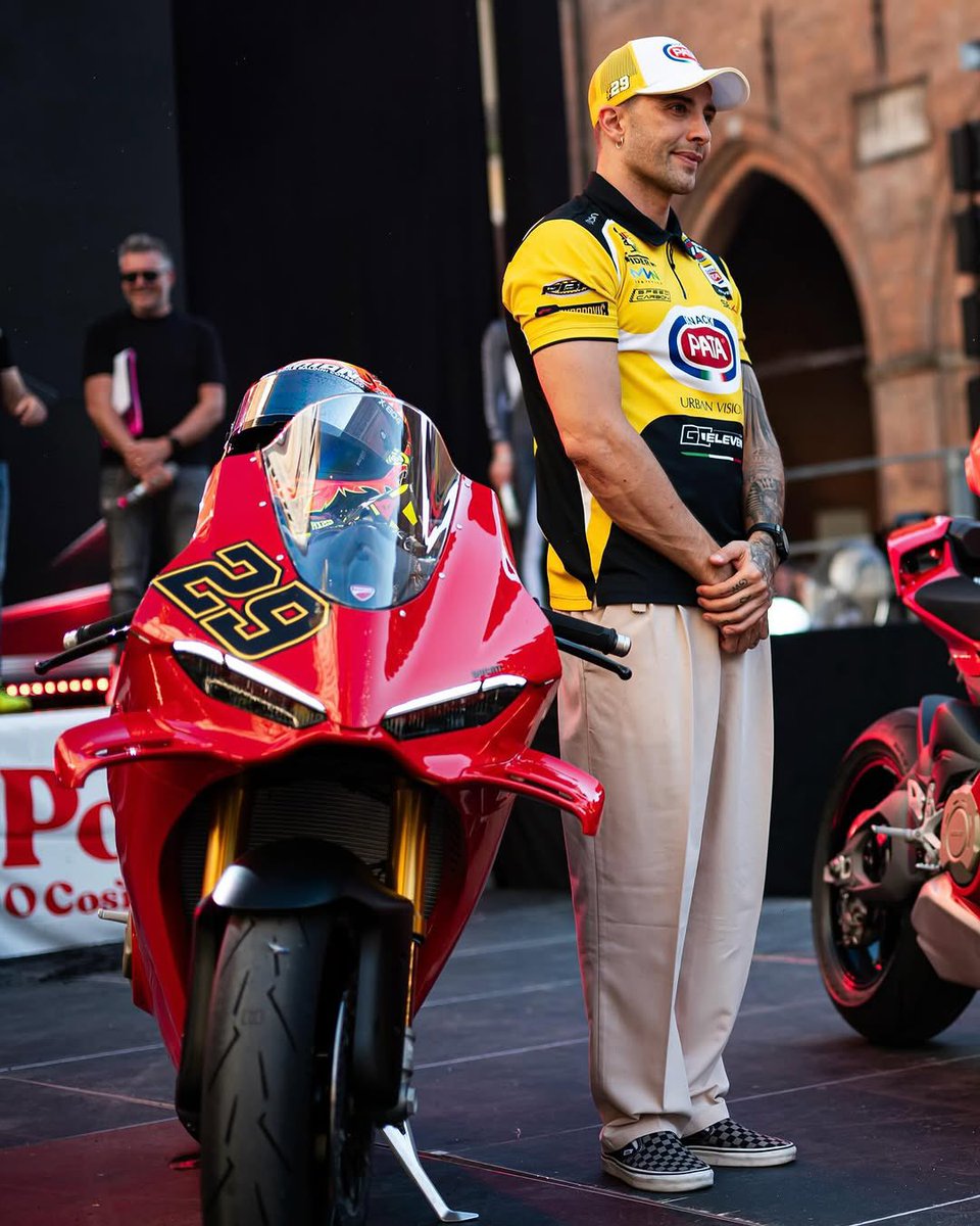 andreaiannone29's tweet photo. GRAZIE MILLE, CHE BELLA ACCOGLIOENZA ! BUON WEEKEND A TUTTI ❤️‍🔥 https://t.co/8QNTNYAzfI