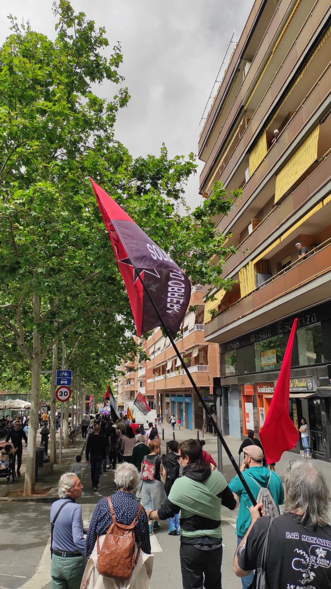 🔴 Aquest migdia hem estat presents a la manifestació de l'1 de maig a Gramenet del Besòs.

🖤❤️ Visca la lluita de la classe obrera ✊🏽