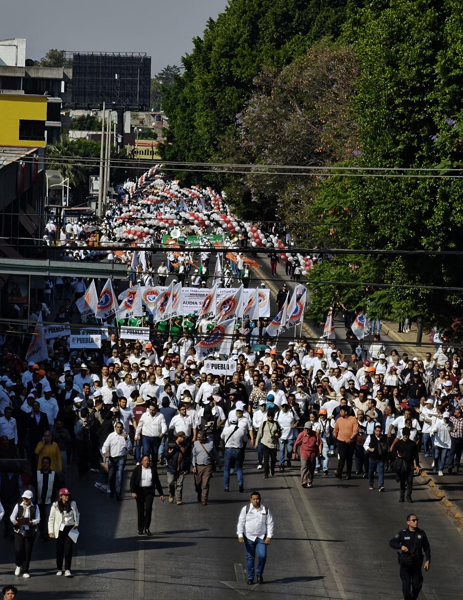 SUFRAGIOrevista's tweet photo. ¡SUPERANDO TODAS LAS EXPECTATIVAS! encabezados por el gobernador @armentapuebla_ MÁS de 50 MIL Trabajadoras y Trabajadores afiliados a @CTMPuebla @ComSnte51   @SNTE_Seccion_23 y #SETEP MARCHAN EN #Puebla pidiendo: Jornada laboral de 40 horas. Reducción ISR. Aguinaldo de 30 Días https://t.co/klHxu5kAGU