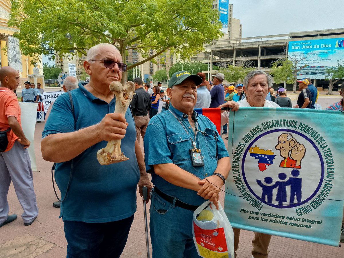 _TribunaPopular's tweet photo. #Zulia Gobierno impidió que los trabajadores se concentraran en la Plaza Bolívar de Maracaibo este Primero de Mayo.

Pensionados y jubilados protestaron contra la destrucción del ingreso salarial y rechazaron el pírrico aumento de los bonos. https://t.co/xZ5QOrVZCQ