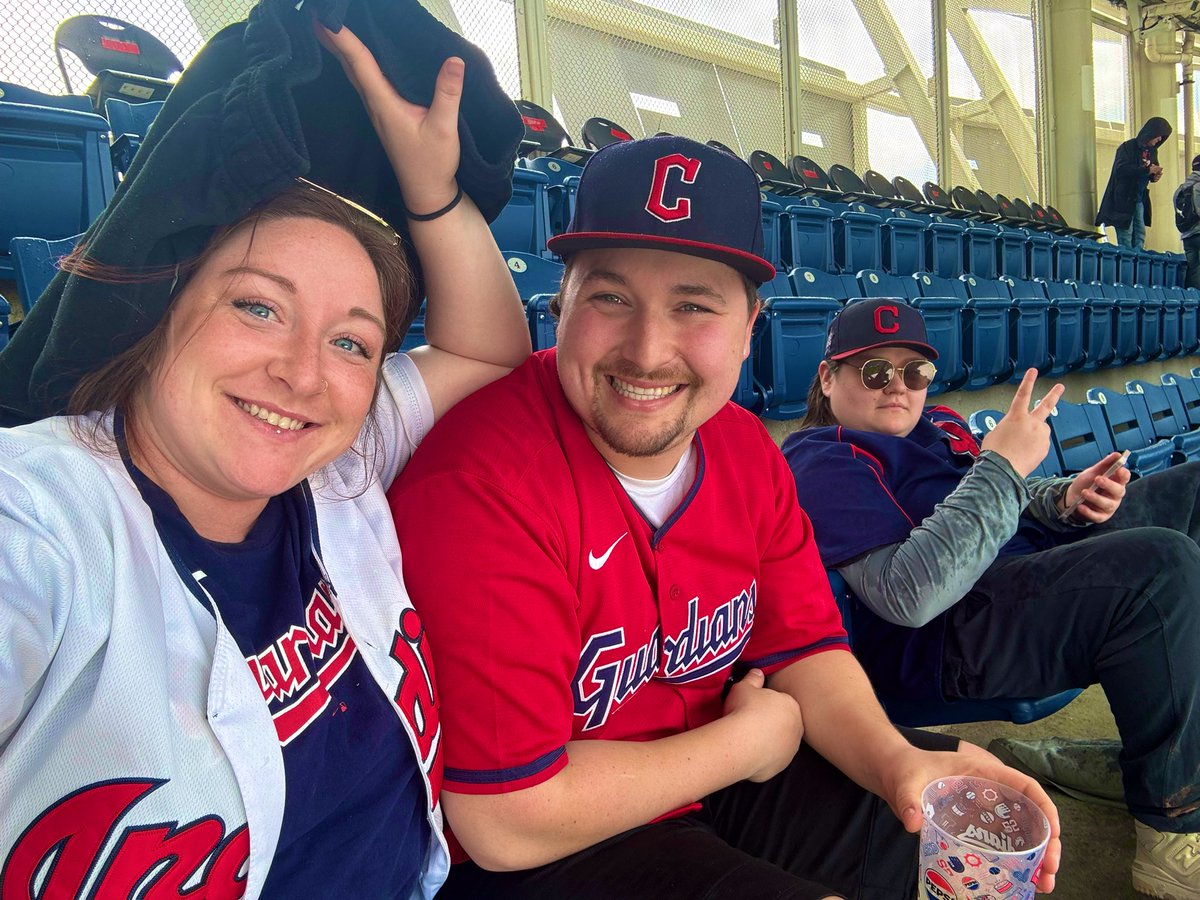 emmmy_mac's tweet photo. Look who we found! ⚾️ @KatelinKnowsCLE https://t.co/tgXtj2s7LW
