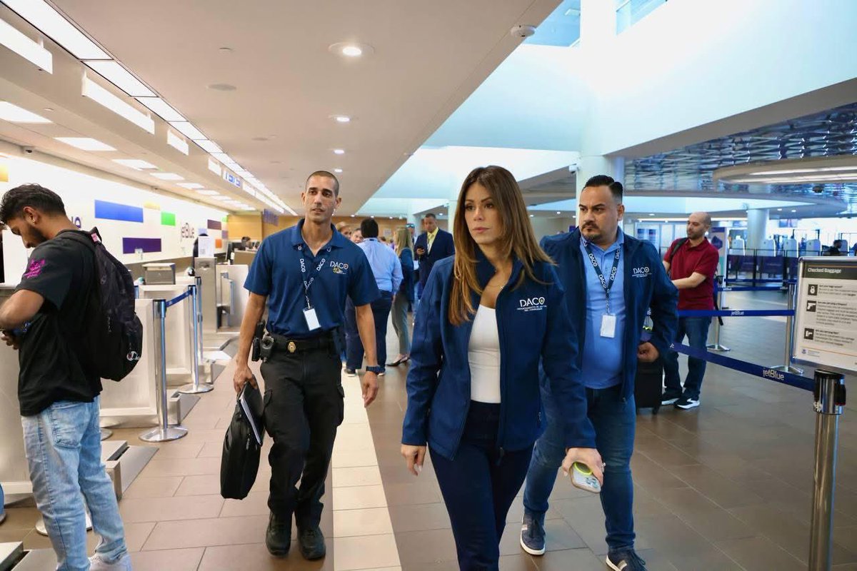 CarlosDavidO's tweet image. Ella es como la de Homeland Security del trompo… #SamePhoto #SamePose